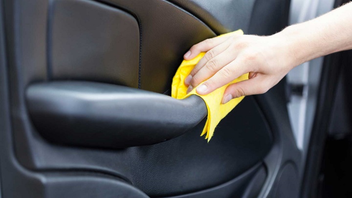 Cómo limpiar el interior de su vehículo